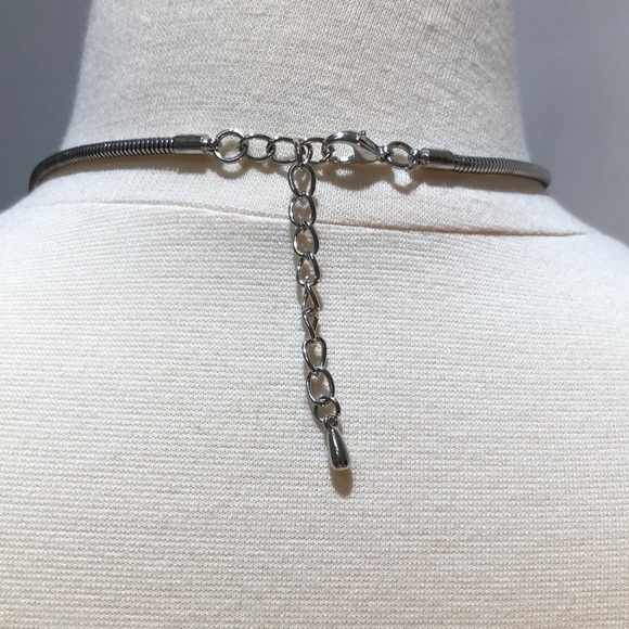 Beautiful Rhinestone Necklace - Picture 2 of 3